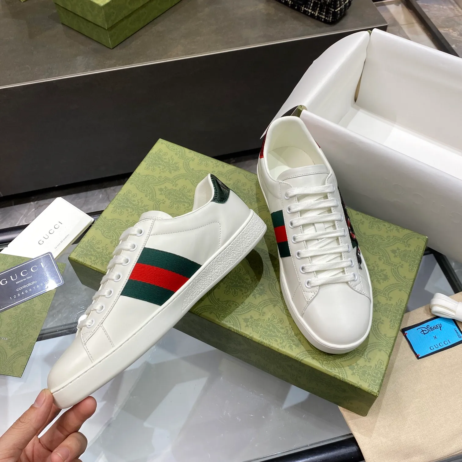 👟👟Ex-factory price 440👟👟 Men's size +10 Gucci's GG white shoes, the same style as Ni Ni, have been popular in recent years; new colors are constantly updated; stars, Internet celebrities, live broadcasts, etc. will definitely plant grass and call them. Classic fashion style, 5D drawing printing; electric embroidery surface, etc... Original customized cowhide color, first layer of cowhide inside, original outsole... Shiny color drawing/electric embroidery surface embellished on the side of the shoe body, package production process‼ Size: Female 35-40# Male 39-46#